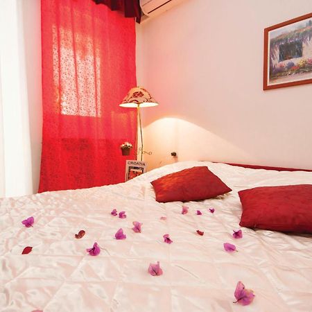 Cozy Apartment In Brodarica With Wifi ภายนอก รูปภาพ