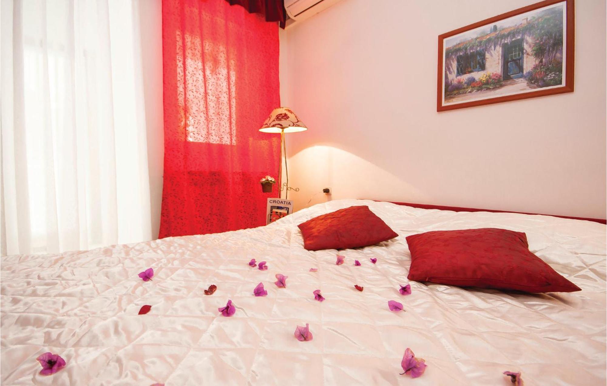 Cozy Apartment In Brodarica With Wifi ภายนอก รูปภาพ