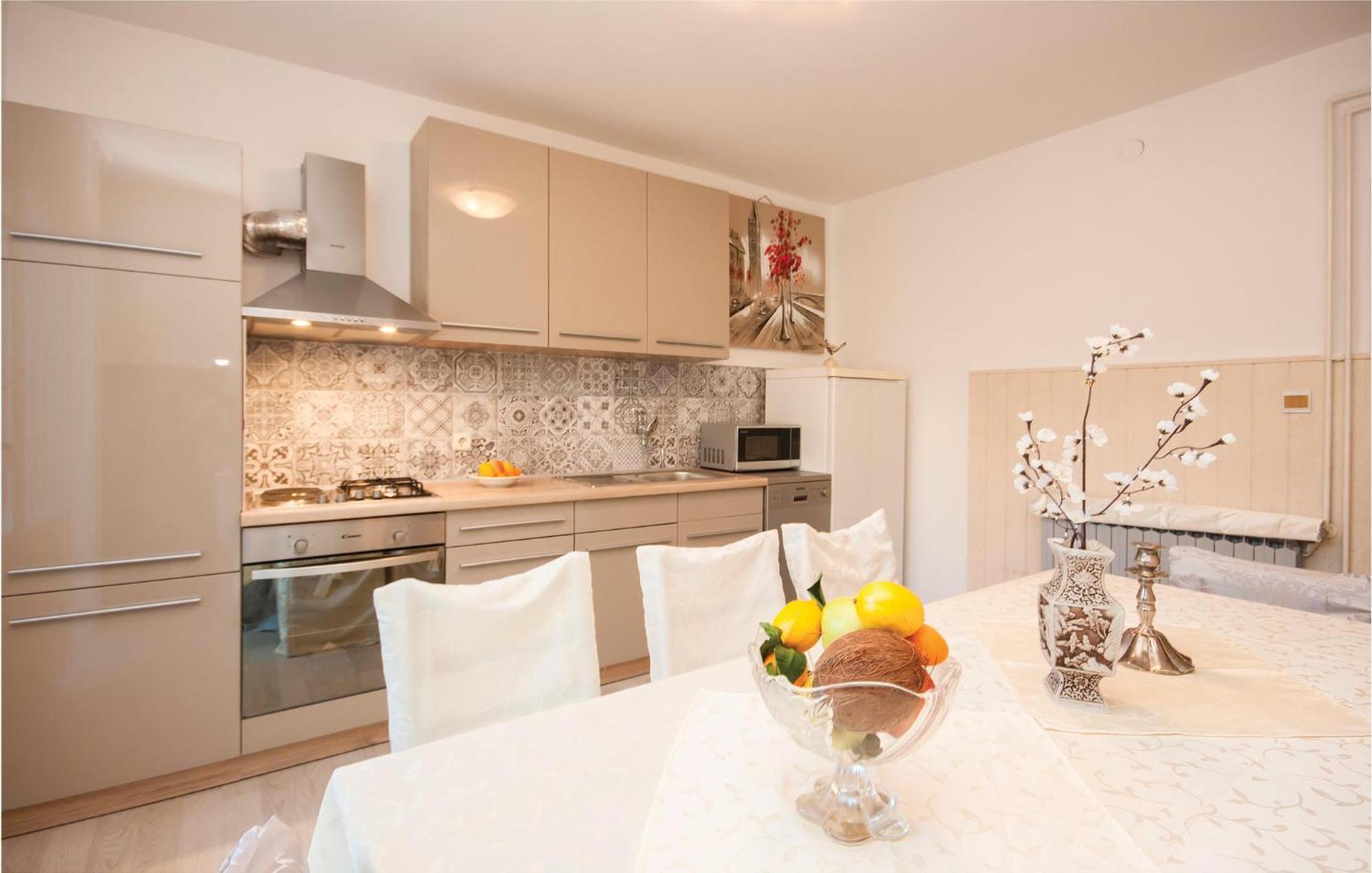 Cozy Apartment In Brodarica With Wifi ภายนอก รูปภาพ