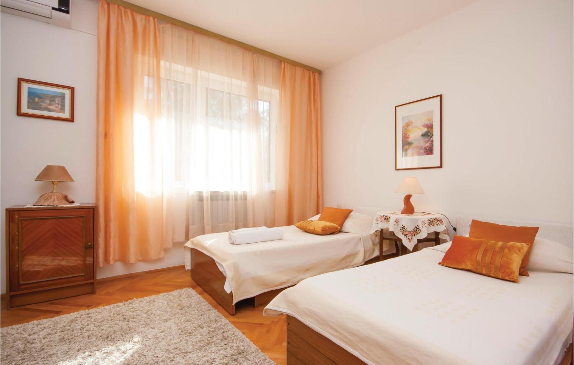 Cozy Apartment In Brodarica With Wifi ภายนอก รูปภาพ