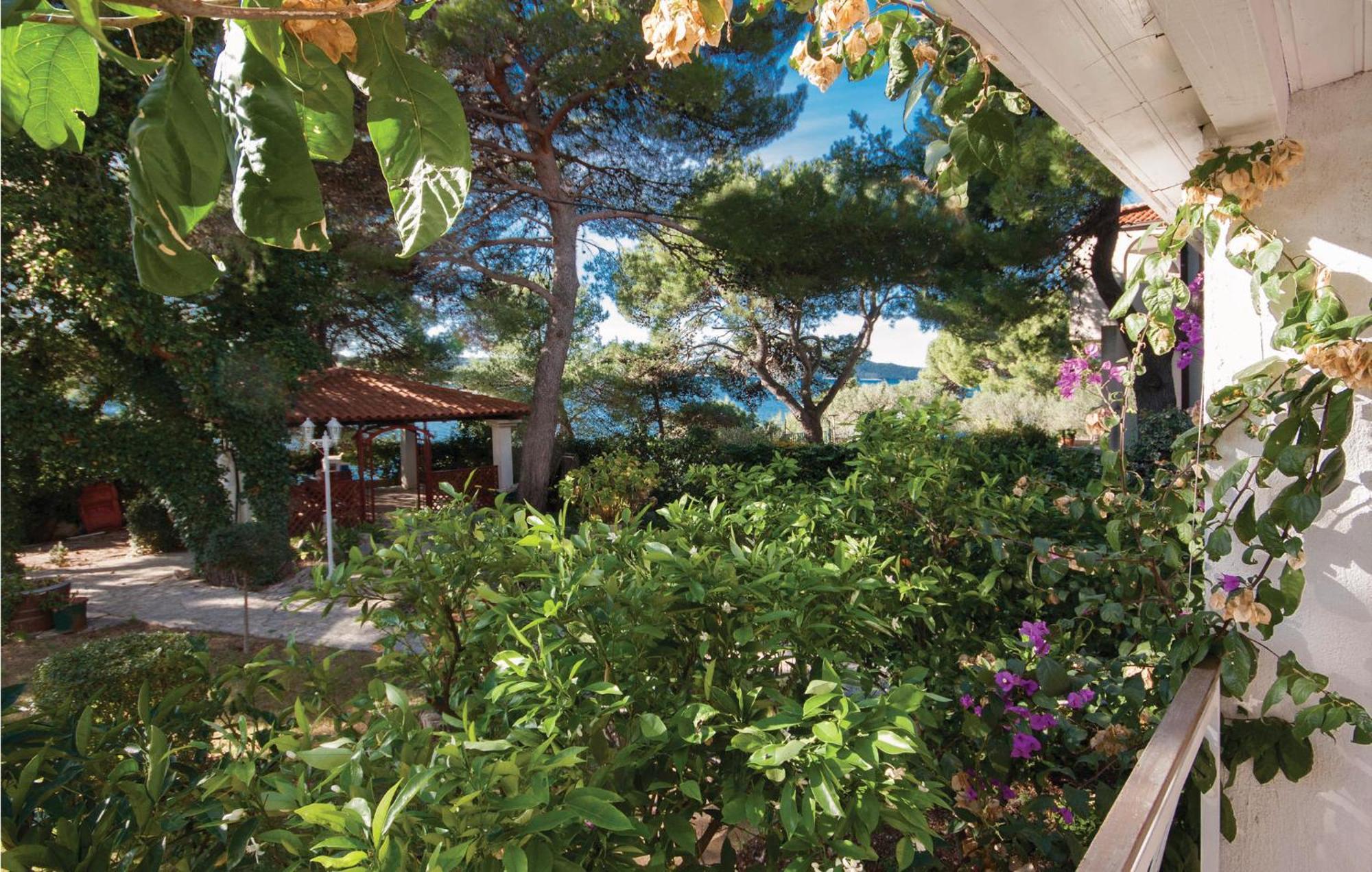 Cozy Apartment In Brodarica With Wifi ภายนอก รูปภาพ