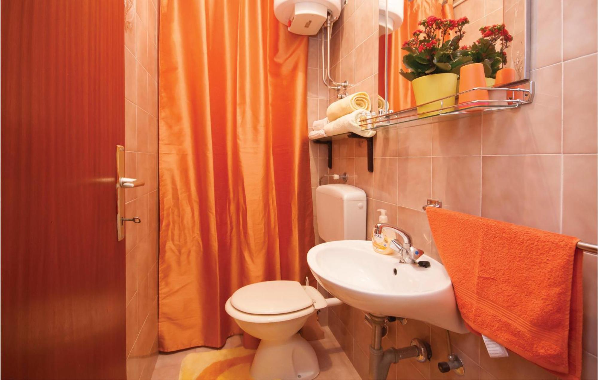 Cozy Apartment In Brodarica With Wifi ภายนอก รูปภาพ