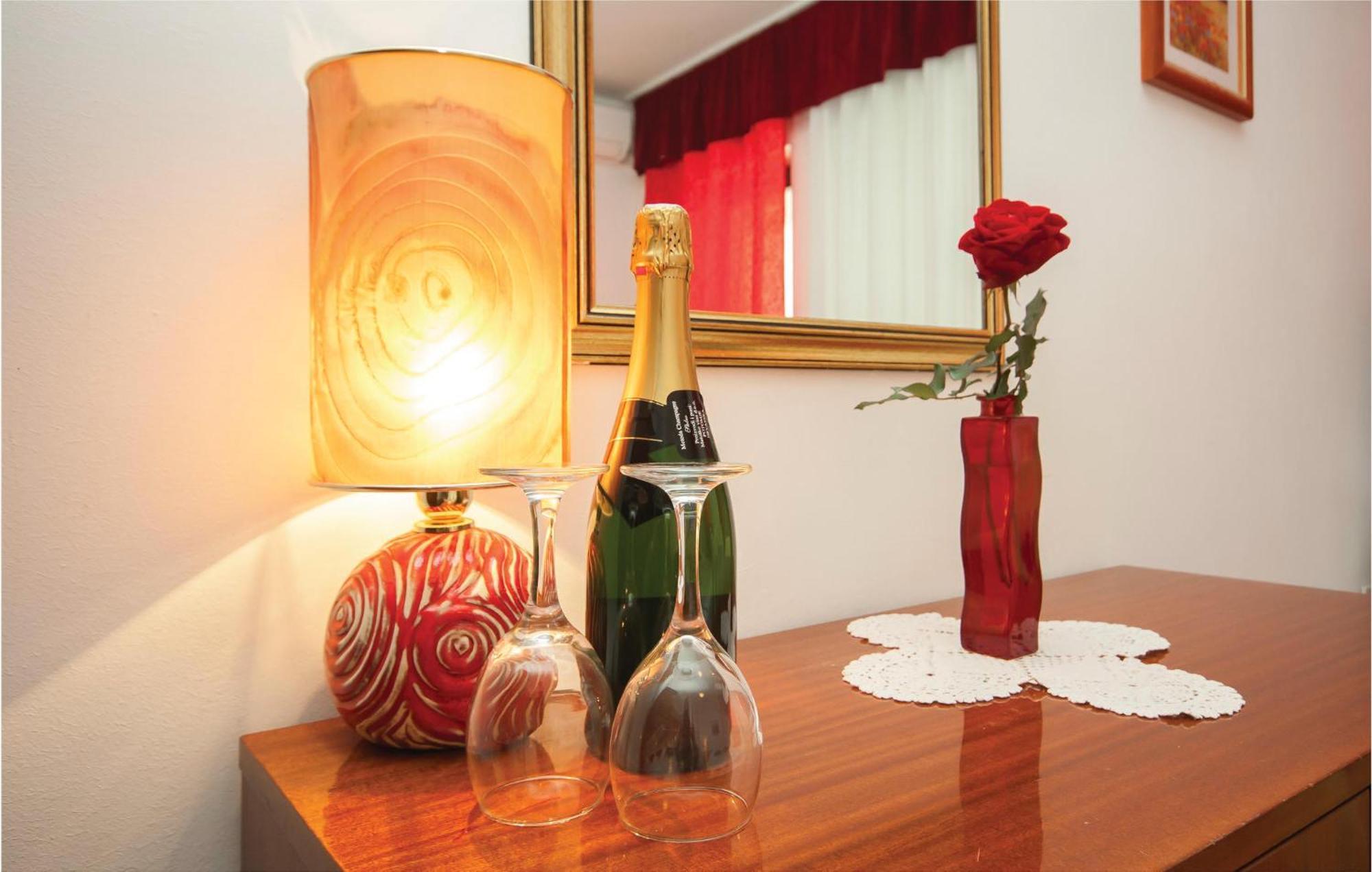 Cozy Apartment In Brodarica With Wifi ภายนอก รูปภาพ
